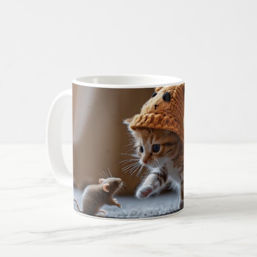 Kitten spielt mit einer kleinen Maus Kaffeetasse (Vorderseite Links)