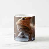 Kitten spielt mit einer kleinen Maus Kaffeetasse (Mittel)