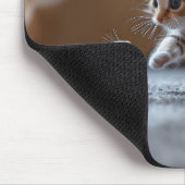 Kitten spielt mit einer kleinen Maus Mousepad (Ecke)