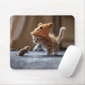 Kitten spielt mit einer kleinen Maus Mousepad (Mit Mouse)