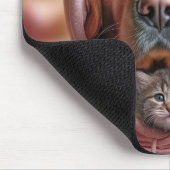 Kitten und Golden Retriever in Rosa Hoodie Mousepad (Ecke)