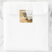 Kitten versteckt sich in Papiertüte Quadratischer Aufkleber (Tasche)