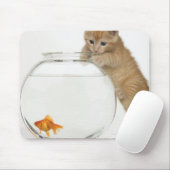 Kitten versucht, einen Goldfisch zu bekommen Mousepad (Mit Mouse)