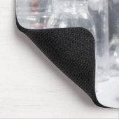 Kitten zwischen gerecycelt Flaschen und Gläsern Mousepad (Ecke)
