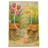Kittens Playing with Easter Eggs Mittlere Geschenktüte (Vorderseite)