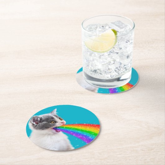 Kitts Spits Up Rainbow Runder Pappuntersetzer (Vor Ort)