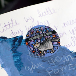 Kitty Cat Lila Daisies Gray Cat Art Gray Cats Runder Aufkleber