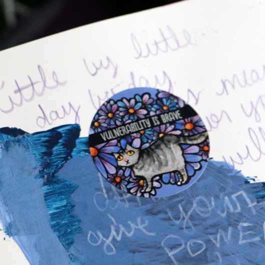 Kitty Cat Lila Daisies Gray Cat Art Gray Cats Runder Aufkleber