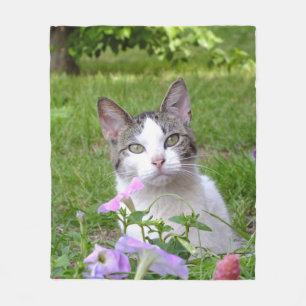 Kitty in der Blumen-Fleecedecke Fleecedecke