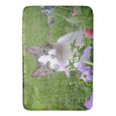 Kitty in der Petunias-Badematte Badematte (Vorderseite Vertikal)