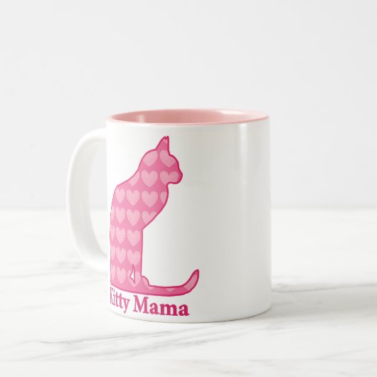 Kitty Mama sitzt in Fuchsia Pink Hearts Zweifarbige Tasse (Vorderseite Links)