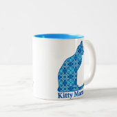 Kitty Mama sitzt Katze in Denim Blue Pattern Zweifarbige Tasse (VorderseiteRechts)