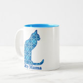 Kitty Mama sitzt Katze in Denim Blue Pattern Zweifarbige Tasse (Vorderseite Links)