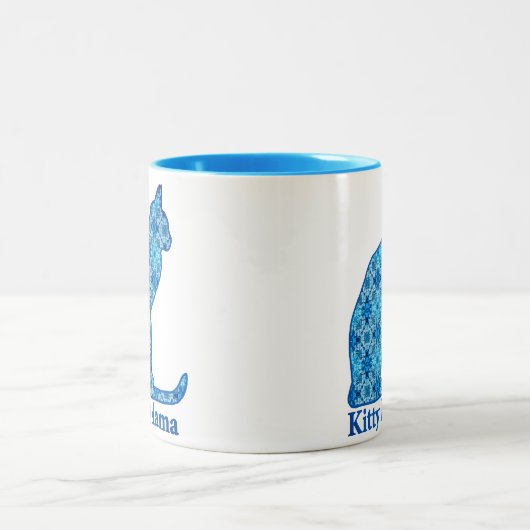 Kitty Mama sitzt Katze in Denim Blue Pattern Zweifarbige Tasse (Mittel)