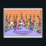 Kitty Menorah, glückliche Ferien! Feiertagspostkarte<br><div class="desc">"Noch nie zuvor gesehen,  eine kleine Menorah." Klingt wie: "Gesehen noch nie,  äh,  kitty menor-uh." Diese niedliche Katzenkarte feiert hanukkah und die Ferien auf eine originelle Weise! Gute Ferien!</div>