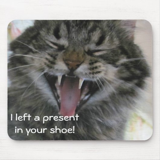 Kitty Verließ ein Geschenk in Ihrem Schuhwerk Mousepad (Vorne)