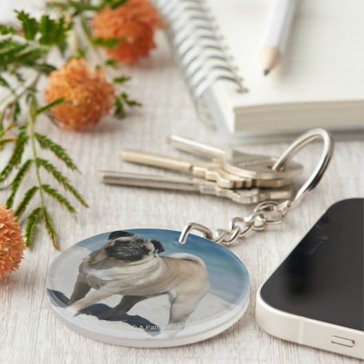 Kitz-Mops am Strand Schlüsselanhänger (Vorderseite rechts)