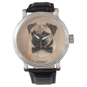 Kitz-Mops-Hund mit Bogen-Krawatte. Retro stilvolle Armbanduhr