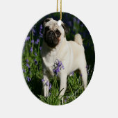 Kitz-Mops stehend in den Bluebells Keramik Ornament (Rechts)