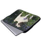 Kitz-Mops stehend in den Bluebells Laptopschutzhülle (Vorne Knopf)