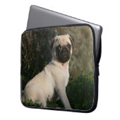 Kitz-Mops-Welpen-Sitzen Laptopschutzhülle (Vorderseite Links)