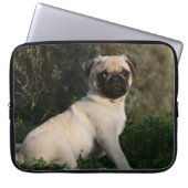 Kitz-Mops-Welpen-Sitzen Laptopschutzhülle (Vorderseite)