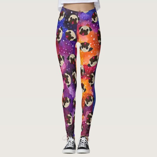 Kitz-Möpse auf kosmischem Raum-Hintergrund Leggings (Vorderseite)