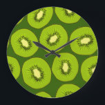 Kiwi Fruchtscheiben: dunkelgrün. Große Wanduhr<br><div class="desc">Kiwi nahtloses Muster. Endlose Verzierung mit Kiwifruit in Schnitt auf dem dunkelgrünen Hintergrund. Grüne Scheibe Kiwi Früchte. Heller Hintergrund mit Früchten. Kiwi Aquarellmuster - erfrischend und köstlich! Kiwi Kiwi Kiwi! Endlos Ikat Delight on Dark Green. Hintergrund, Muster, Abbildung, Textur, Nahrung, Sommer, Obst, grün, nahtlos, tropisch, Kiwi, Scheibe, roh, hell, saftig,...</div>