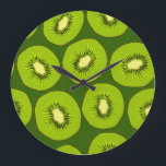 Kiwi Fruchtscheiben: dunkelgrün. Große Wanduhr<br><div class="desc">Kiwi nahtloses Muster. Endlose Verzierung mit Kiwifruit in Schnitt auf dem dunkelgrünen Hintergrund. Grüne Scheibe Kiwi Früchte. Heller Hintergrund mit Früchten. Kiwi Aquarellmuster - erfrischend und köstlich! Kiwi Kiwi Kiwi! Endlos Ikat Delight on Dark Green. Hintergrund, Muster, Abbildung, Textur, Nahrung, Sommer, Obst, grün, nahtlos, tropisch, Kiwi, Scheibe, roh, hell, saftig,...</div>
