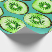 Kiwi-Scheiben auf Türkis Geschenkpapier (Ecke)