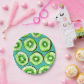 Kiwi-Scheiben auf Türkis Pappteller (Party)