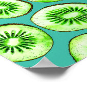 Kiwi-Scheiben auf Türkis Poster (Ecke)