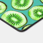 Kiwi-Scheiben auf Türkis Schreibtischunterlage (Ecke)