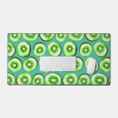 Kiwi-Scheiben auf Türkis Schreibtischunterlage (Tastatur & Maus)