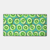 Kiwi-Scheiben auf Türkis Schreibtischunterlage (Vorderseite)