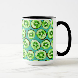 Kiwi-Scheiben auf Türkis Tasse
