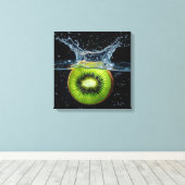 Kiwi Slice Splashing in Wasser Leinwanddruck (Insitu (Holzboden))