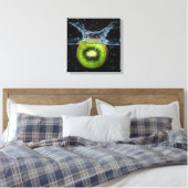 Kiwi Slice Splashing in Wasser Leinwanddruck (Insitu (Schlafzimmer))