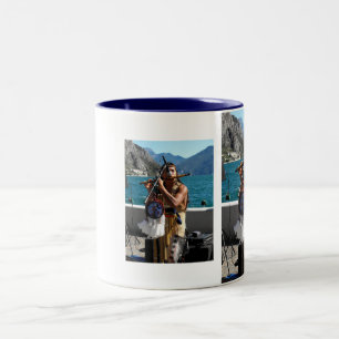 Kjari spielt Pfeife Zweifarbige Tasse