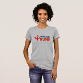 "Klagen Sie Trumpf" mit russischem Hammer und T-Shirt (Vorne ganz)
