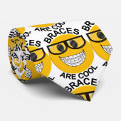 Klammern sind cooles Lächeln mit schwarzer Krawatte (Gerollt)