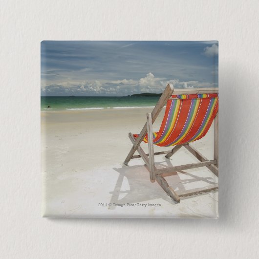 Klappstuhl auf dem weißen Sand von Samui Strand Button (Vorderseite)