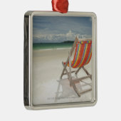 Klappstuhl auf dem weißen Sand von Samui Strand Silbernes Ornament (Rechts)