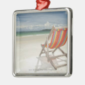Klappstuhl auf dem weißen Sand von Samui Strand Silbernes Ornament (Links)