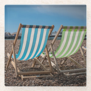 Klappstühle, die das Meer betrachten Glasuntersetzer