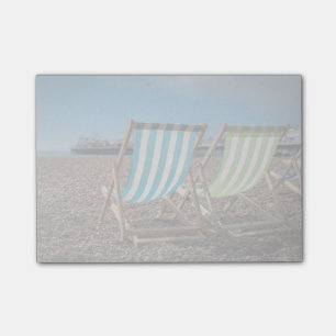 Klappstühle, die das Meer betrachten Post-it Klebezettel