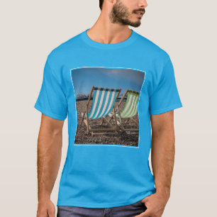 Klappstühle, die das Meer betrachten T-Shirt