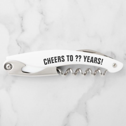 Klappverschluss aus Korbwein, Flaschenöffner für z Kellnermesser (Vorderseite)