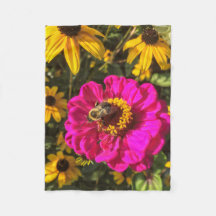 Klare Blumen mit Biene