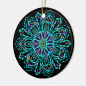 Klare geometrische NeonMandala auf schwarzem Keramik Ornament (Links)